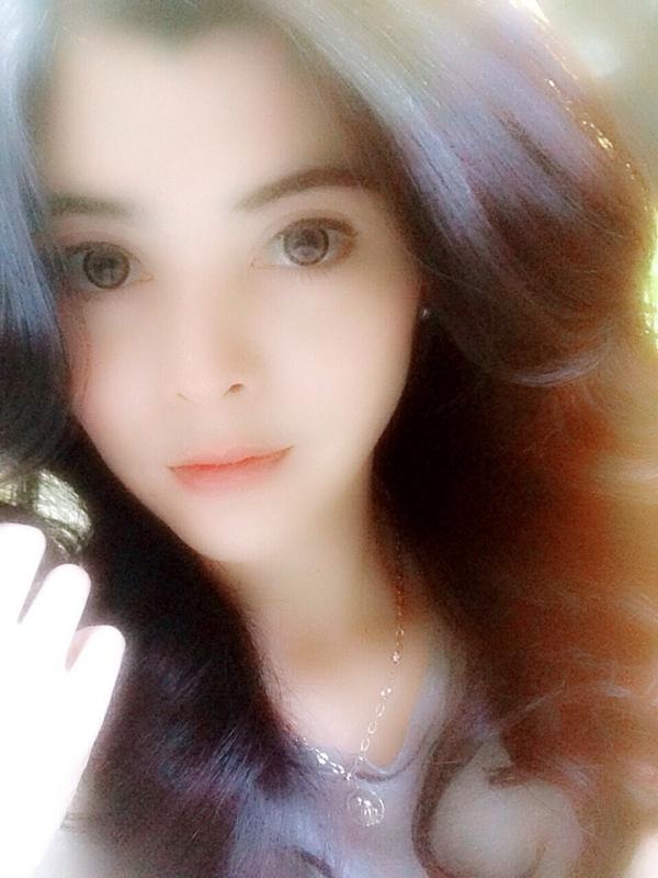 221083Mia's tweet photo. #celpie 🙊👅 http://t.co/6bJlm49oRy
