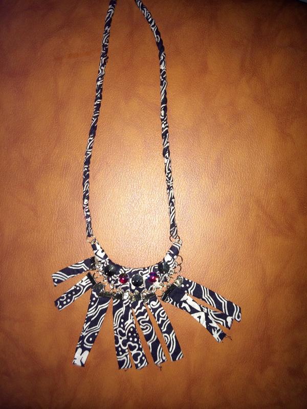 DeAngieAngie's tweet photo. Kalung wara wiri idr 90rb, dialun alun bisa 100an lbh.. Yg mau boleh lgsg line:anggiaivanna http://t.co/vxjVSTDzkM