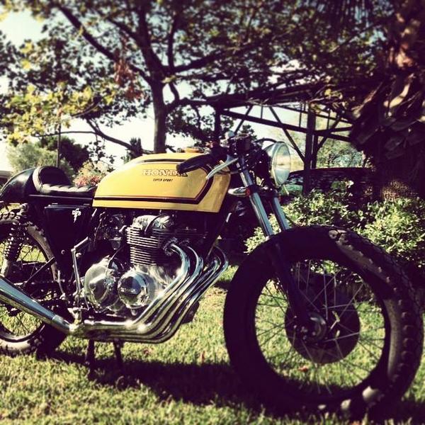 homoratus's tweet photo. Have a nice Weekend! #panos #honda #cb400f #morning #shine #greece #summer #holidays http://t.co/0Jw8HHvFBL
