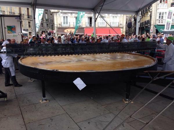 Nortexpres's tweet image. Otra foto #latortillamasgrandedelmundo Vitoria