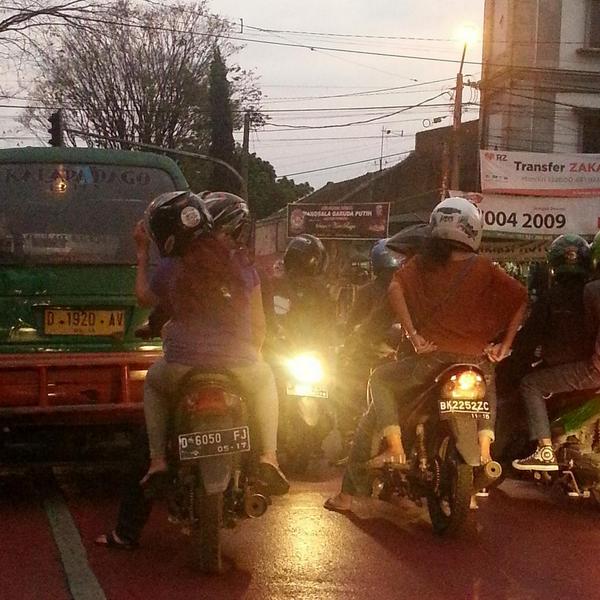 Please Stop Using White Tail Light... membahayakan pengendara lain.. <a href="/infobandung/">infobandung</a> <a href="/ridwankamil/">Ridwan Kamil</a>  ( <a href="/dokMORI/">Rizal Mori</a>)
