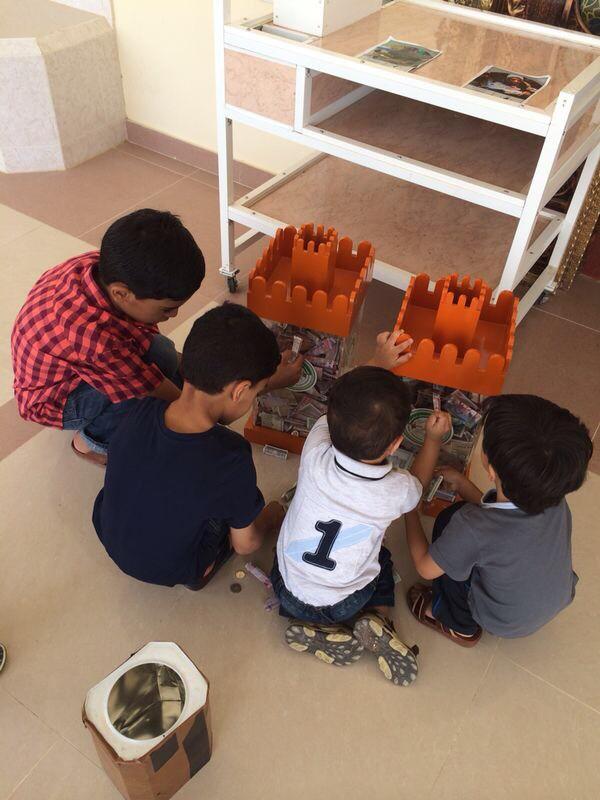 Oman_Amanh's tweet photo. هاهم أطفال ولاية عبري يتهافتون على التبرع و يؤثرون ماجمعوه في العيد لأخوانهم من أطفال غزة http://t.co/p6X6q0QJ49