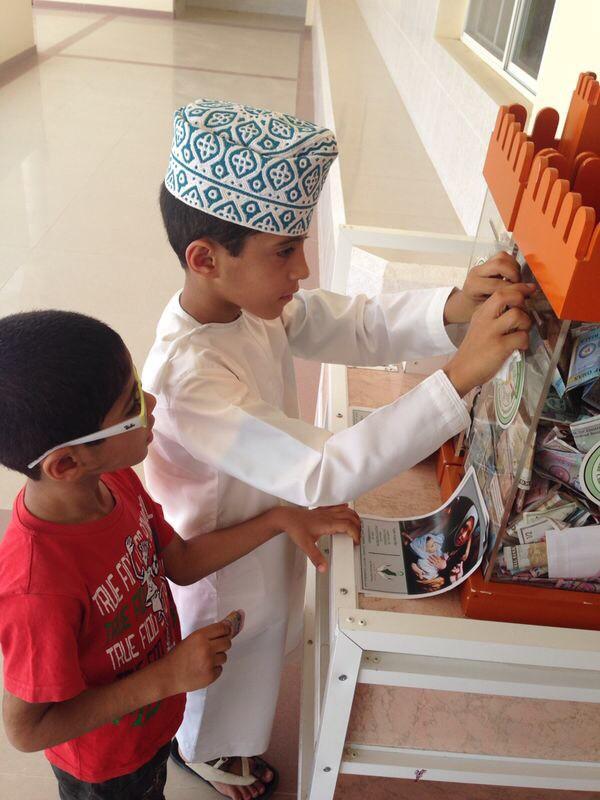 Oman_Amanh's tweet photo. هاهم أطفال ولاية عبري يتهافتون على التبرع و يؤثرون ماجمعوه في العيد لأخوانهم من أطفال غزة http://t.co/p6X6q0QJ49