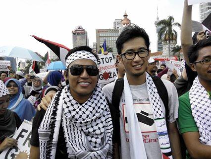 ndhrh____'s tweet photo. "@aqsasyarifhq: Anas Tahir dan @Matluthfi90 di #SaveChildrenInGazaKL http://t.co/je2muezHd5" Mat Luthfi!!!!! 👊😭😭
