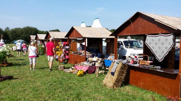 Ook 't "boerendorp" op de Oldtimerdagen Tilligte is geopend. Op dit terrein worden oude ambachten tentoongesteld.