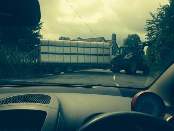 hannahclarkx3's tweet image. #countryproblems 😠