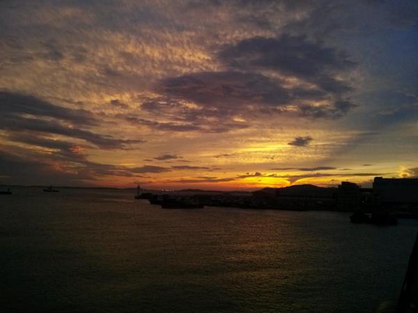 lovianwonjun's tweet image. 태풍 #나크리 때문에 걱정을 많이했습니다  바람이 좀 많이 불긴하지만 ㅜㅜ  그러나 덤으로 너무나 이쁜 노을을 볼수있네요 새롭게 시작하는  #불꽃놀이 #불꽃디너크루즈