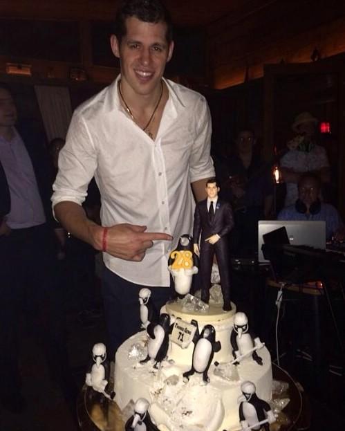   And the award for best birthday cake ever goes to... Evgeni Malkin! Happy day after, bro