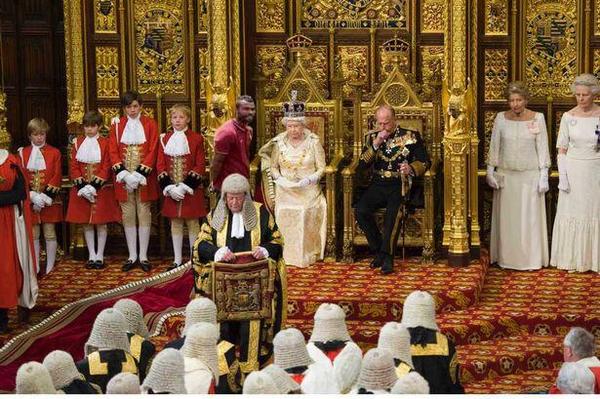 2 the house of commons. Палата пэров в Англии. Монарх Великобритании палата лордов. Пэры и лорды Англии.