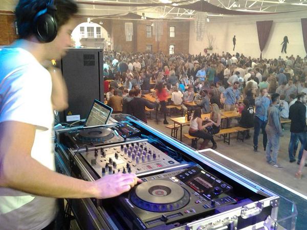 grapeday_out's tweet photo. @DJ_DoNERO pumping the beats http://t.co/BxmjlUMXfa