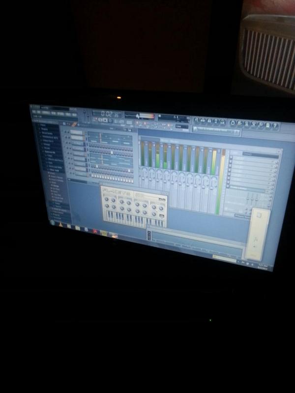 quickaent's tweet image. #RealHipHop @EricPemp can make his own beats!!! Producer status!! Its Heat too.