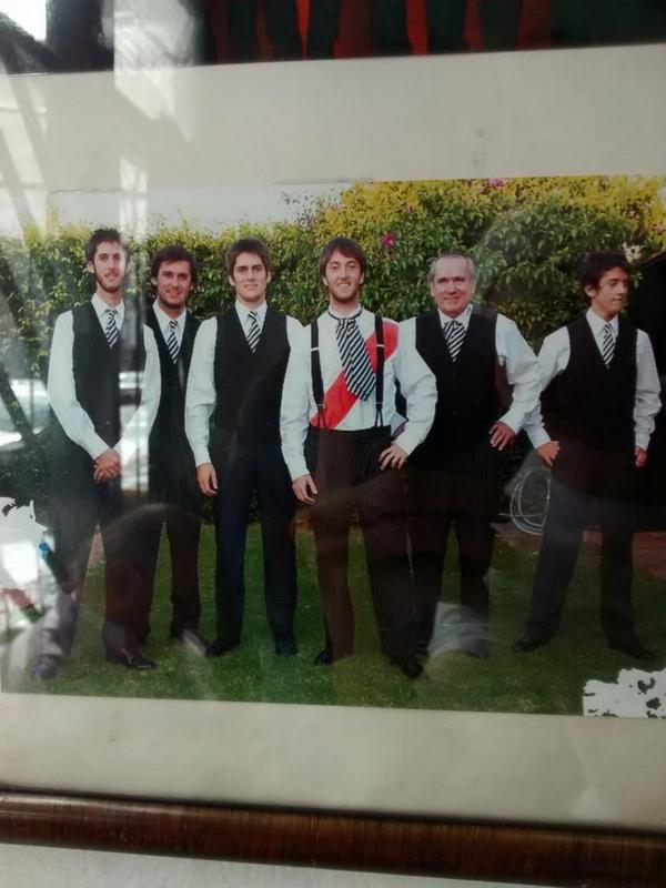 Mira a quien encontré. Genio el de la camisa