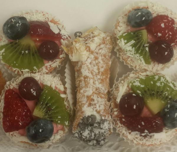 muscoreils's tweet photo. Pastry butterfly #fruittart #cannoli http://t.co/5AJqeYS9Cv
