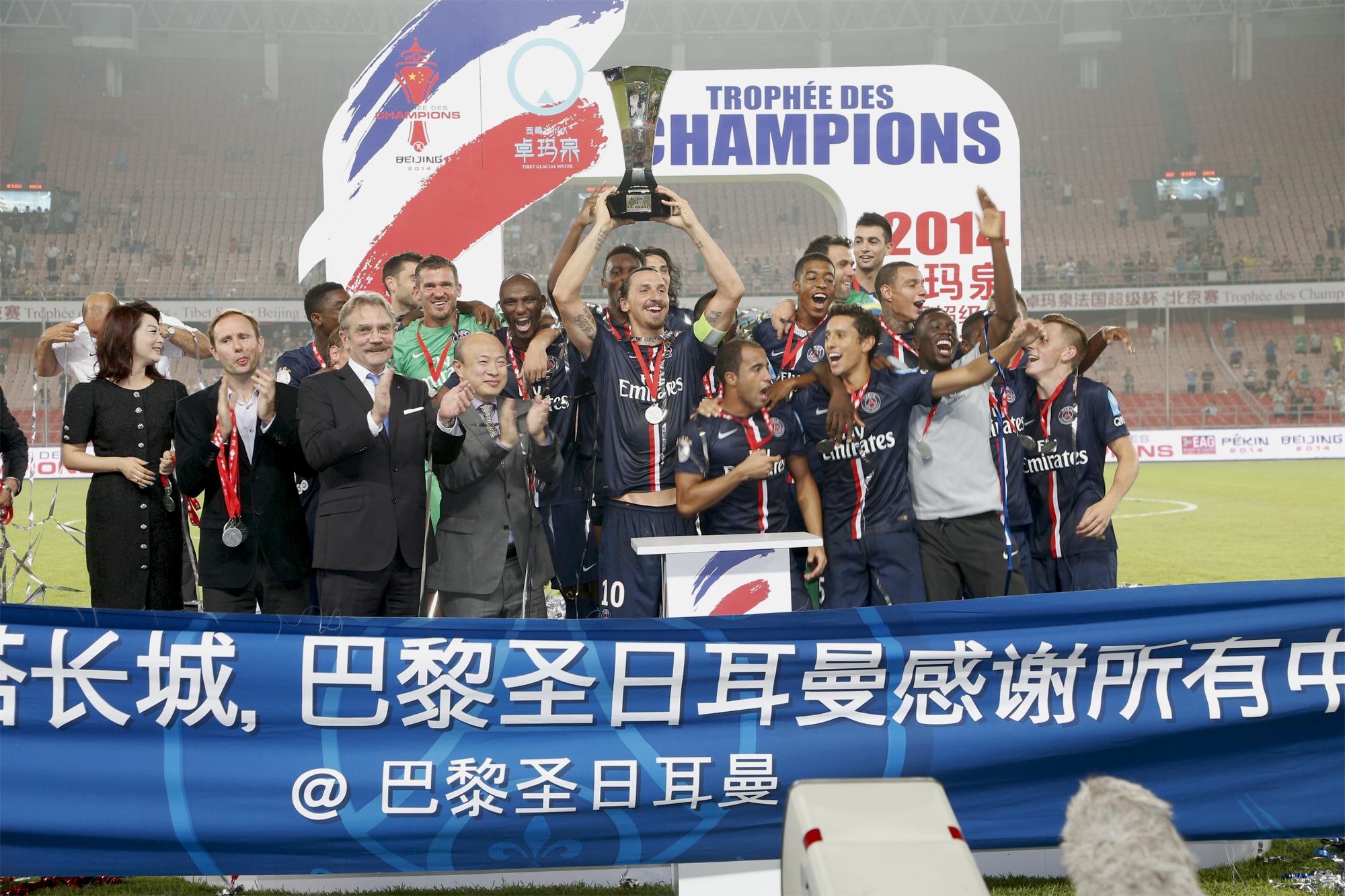 Paris Saint-Germain on X: "Les Parisiens brandissant le Trophée des  Champions ! #PSGEAG #icicestparis #1erTropheePourParis  http://t.co/eT40kGrNKT" / X