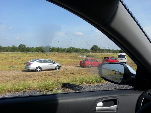 terewis_md's tweet photo. #carreteralaredo pensé que ya no estaba en el DF por aquello de los nacos brincandose los carriles http://t.co/bjDRxQ7rDU