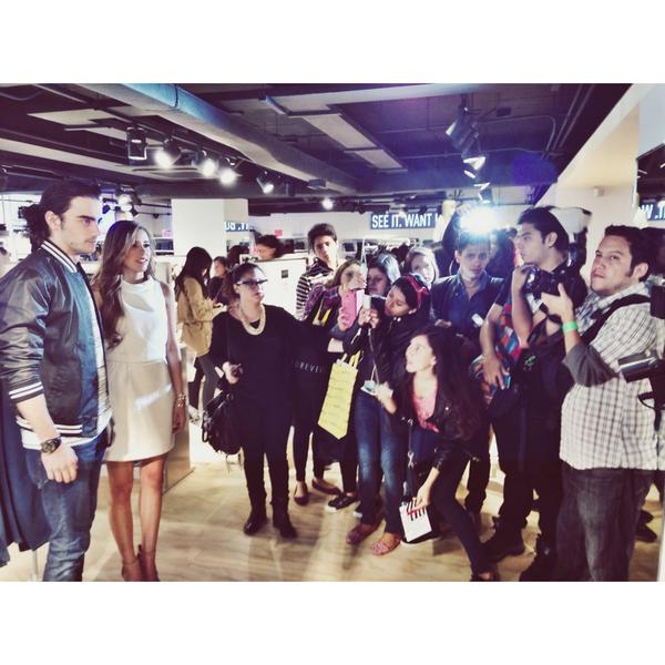 diego_amoz's tweet photo. “@soypaulinagoto: “@pabloahum: Saturday Work con @soypaulinagoto @diego_amoz #Forever21CENTRO http://t.co/kB0MoLOLVu”/😊✌️”// 😁😀
