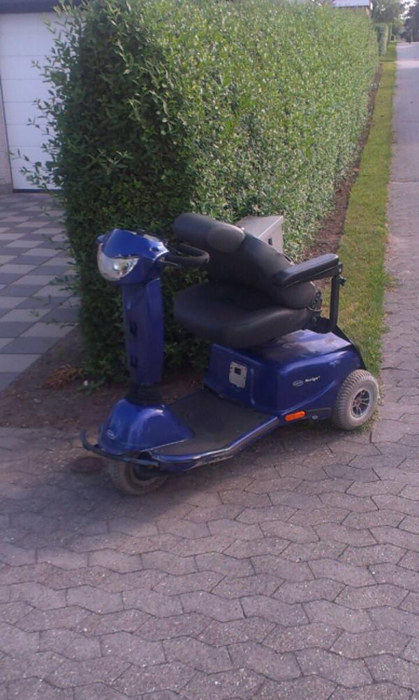 NjylPoliti's tweet image. Ved stisystemet ved Rebildparken i Aalborg Øst er der blevet fundet en blå invalideknallert af mrk. Invacare Auriga.