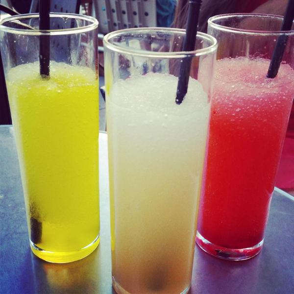 aarandonga's tweet photo. Malviviendo con las mosketeras!! @mariquilla1390  @mpard0 http://t.co/sOwiG0DnWP
