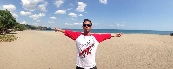 TiobagusN's tweet photo. Senggigi beach #beach #lombok #holiday #fuckyeah http://t.co/Yu5clEx3Es