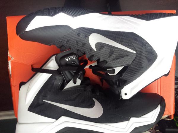 GoldNetBball's tweet image. 10.4 oz of #hyperquickness. Who's ready to #ball? #freshkicks #hyper #basketball #GoldNet #ballislife #shoes #ballin