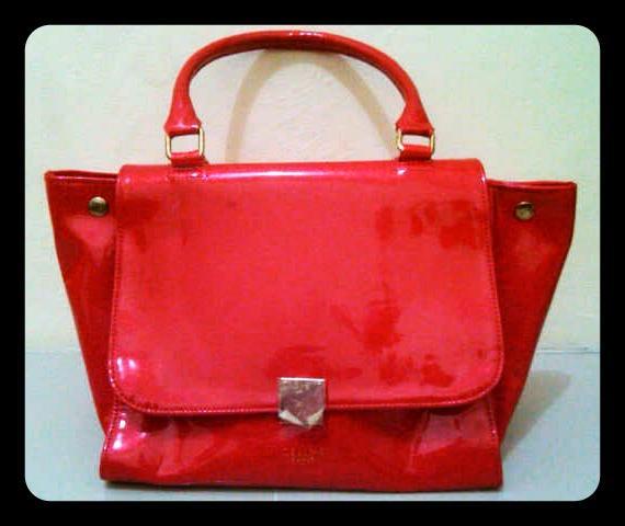 Red Glitter Hand Bag Celine. Ada tali panjang dan cocok untuk acara formal atau semi-formal ... Tersedia 3 warna.