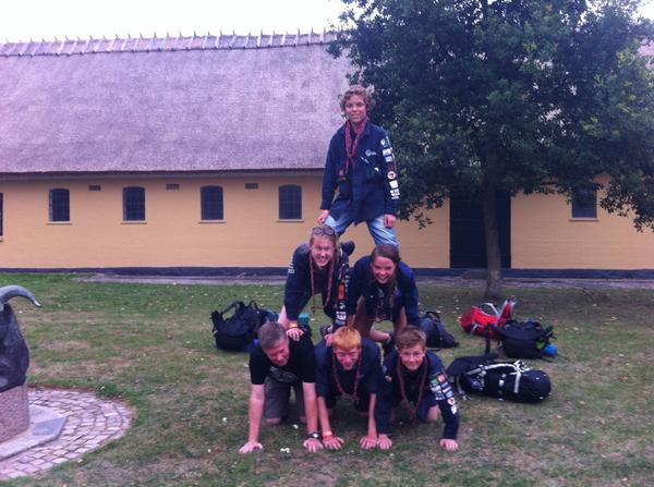 dehjemvendte's tweet photo. Så der menneske pyramide igen, denne gang har vi fået besøg besøg af Finn som også er spejder. #Opgave5a #spejder http://t.co/QLiZAEpkHV