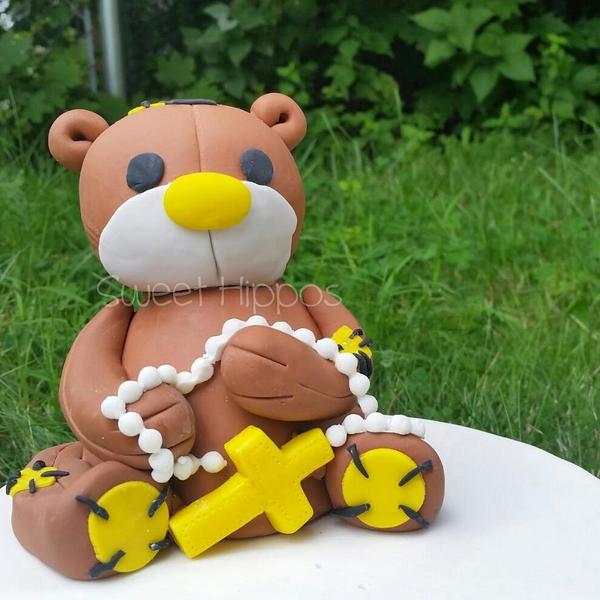 Sweet little bear for an even sweeter boy! SweetHippos.com #fondant #cake #party #baptism #christening #baby
