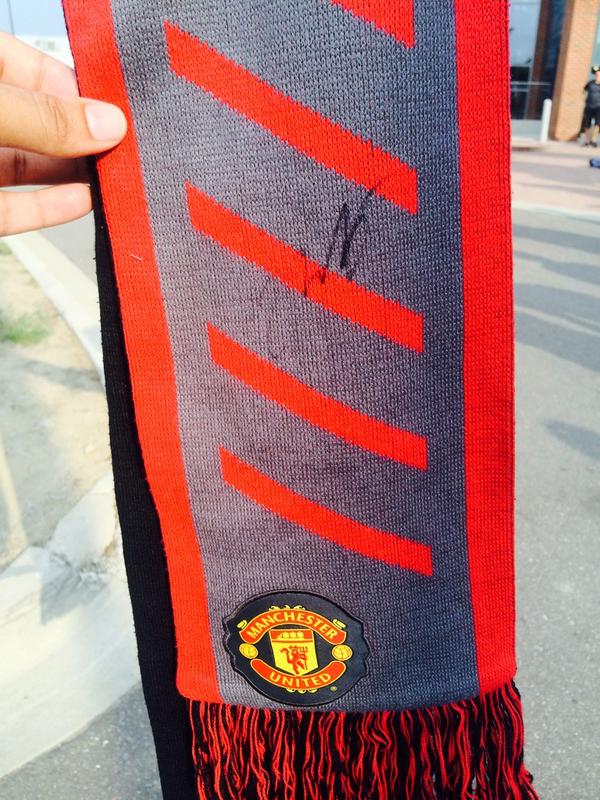 Merv_United's tweet photo. @RyanGiggs_cc I didn't mean to hit him in the face with the scarf but I am glad that I got his autograph...#Legend http://t.co/eF1UWnWimk