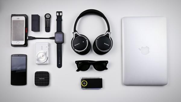 UnboxTherapy's tweet photo. Heading to Seattle tomorrow, RT if you guys want to see a “What’s in my bag” video! http://t.co/WN8urzjsPw