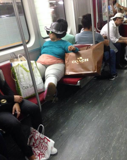 Awkward_Transit's tweet image. I got no fashion and take up a lot of space, but I’m RICH BITCH!