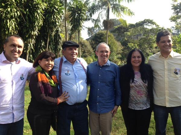 DepRosedFreitas's tweet photo. Lançamento da candidatura de Gilson Amaro p/ deputado federal em Santa Teresa neste sábado #rosedefreitassenadora156 http://t.co/vNu9ZuSSp0
