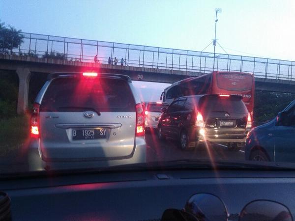 LipMudik2014's tweet photo. "05:52: Imbas antrian SPBU, Rumah Makan &amp; Masjid, Exit Tol #Palimanan-#Indramayu lalin padat via @heriana13 http://t.co/ELw1tATatI" #TMC