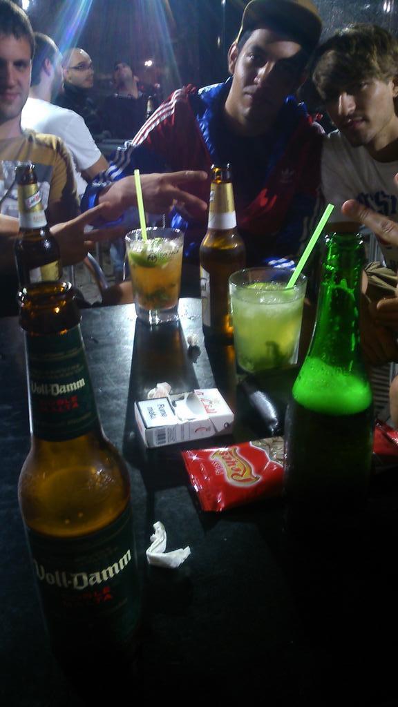 Bajares1's tweet photo. Noche de tranquileos @Orejachancla,@iosutornos,@aigori,@Julenjump13,@mugicaunai e #plumas http://t.co/1H1gFIIl1L