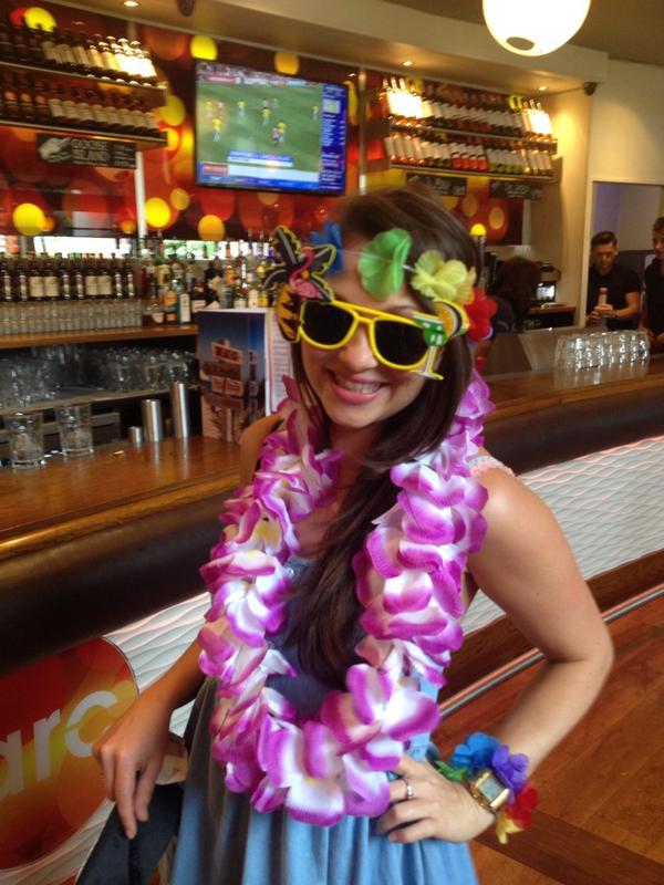 Dominiquebee3's tweet photo. The hula queen #leeds #headingly #daysesh http://t.co/IRshX1F3oA