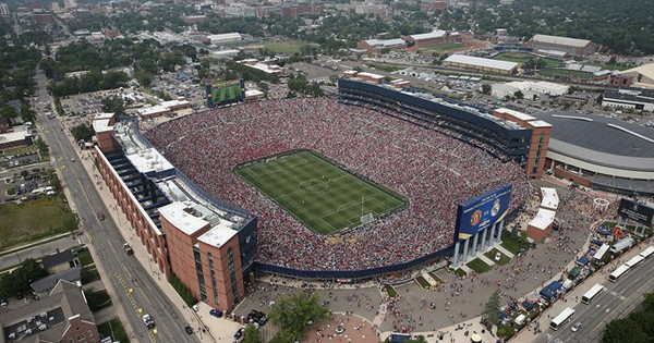 fifacom_es's tweet photo. #Amistoso | El United venció al Real Madrid ante casi 110 mil espectadores, récord en EE.UU. http://t.co/dRiw6JkTji http://t.co/BskYb9HGMA