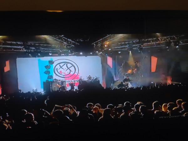 CyN_Revenge's tweet photo. Watching blinks full concert when they performed at blizzcon with my sister! Happy #22yearsofblink182 (: http://t.co/6xLyQ61Usg