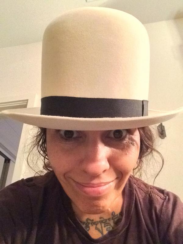RealLindaPerry's tweet photo. LOVING MY NEW HAT @GunnerFoxx made for me.. He is so talented:) thank you Gunner http://t.co/iIzlgYiKpc