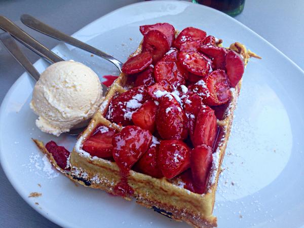 fooodpics's tweet photo. Strawberry covered waffles with Vanilla Gelato in Italy http://t.co/Xq5VR0WtTN