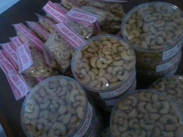 KacangMeteTS's tweet photo. @pasarbogor Kacang Mete Tiga Satria, gurih dan renyah. Cocok untuk cemilan sebagai teman kopi anda :)
#pasarBogor http://t.co/BWfsGqJQRT