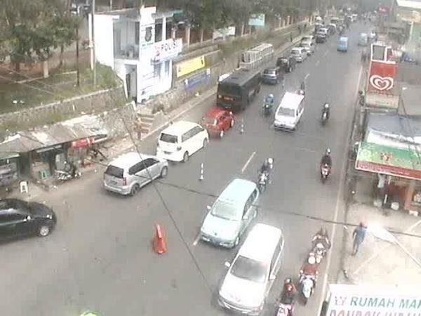 11.37 wib Arus lalu lintas Taman safari arah Tol.Jagorawi terpantau padat, sebaliknya lancar.