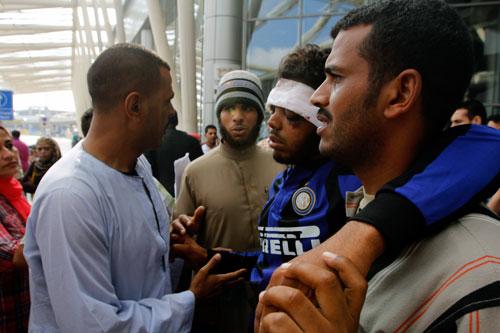 بوابة الشروق| بالصور.. مطار القاهرة يستقبل مئات المصريين الفارين من #ليبيا bit.ly/1rZE7x5