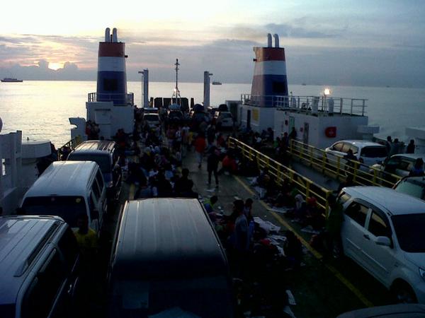 hanifabdulK's tweet photo. Di kapal ellysia http://t.co/6SMPP862tV
