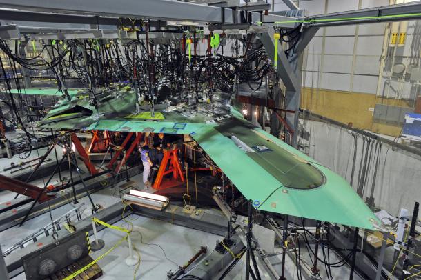 情景師アラーキー 荒木さとし 写真資料 米軍が開発中のステルス無人戦闘機 X 47 ペガサスの製造ライン いくつも接続されたコードが この機がいくつものセンサーとそれを制御する電子機器の固まりである事が解ります Http T Co Qnmidprnt4 情景師アラーキー 荒木さとし 写真資料 米軍が開発中のステルス無人戦闘機 X 47 ペガサスの製造ライン いくつも接続されたコードが この機がいくつものセンサーとそれを制御する電子機器の固まりである事が解ります Http T Co Qnmidprnt4