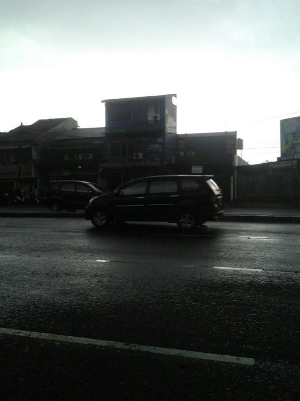 PijatM2M's tweet photo. Ini nih yg mimin janjikan, gedung warna ungu (sebelah lembaga keuangan syariah) tempat pemijat paruh baya/security http://t.co/H2yaHUKLAd