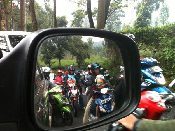 <a href="/lewatmana/">LewatMana.com</a> dari Gn Mas #PTP7 turun ke arah #Bogor parkir. Yg ke arah atas runyam.