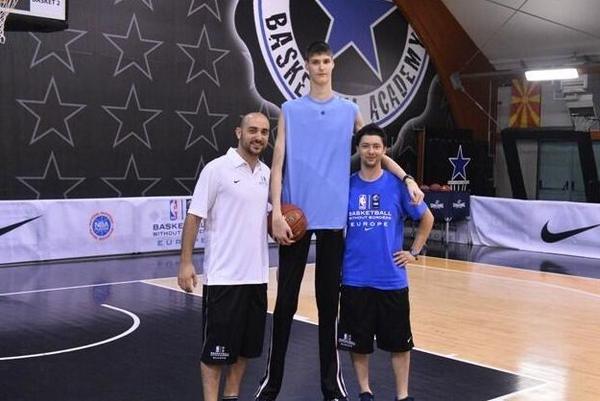 Le_Scan_Sport's tweet photo. Un jeune Roumain de 14 ans et 2,26 m convoité par la NBA. http://t.co/DBVWomYxKF http://t.co/sRX15OmdHP