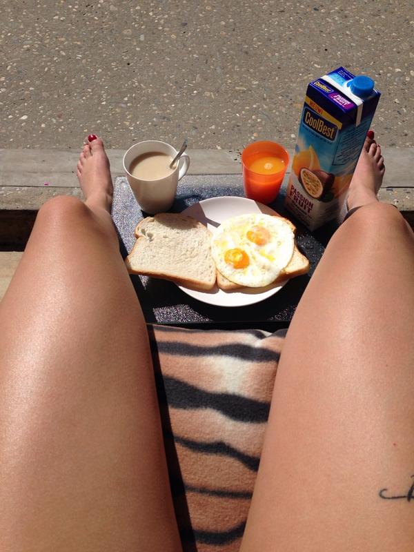 ZjoZjoLi's tweet photo. How do you like your eggs in the morning? #Enjoying #breakfast #sunny #balcony http://t.co/SIAMWzAwRi