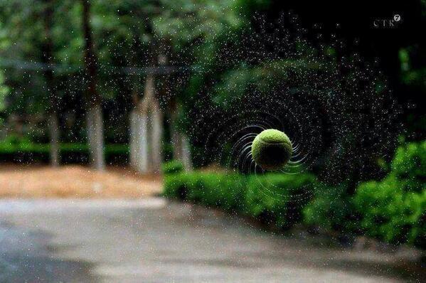 iIusionOptica's tweet photo. Captada en imagen como es lanzada una pelota de tenis mojada. ¡Increíble! http://t.co/EAk2lnfrbm