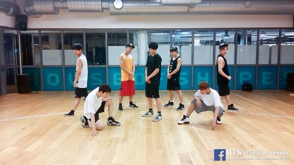 bts_bighit's tweet photo. #방탄소년단 신곡 안무연습사진 대공개!
유럽 팬미팅 투어 틈틈이 연습하며 컴백을 준비하고 있습니다. 기대해주세요! (https://t.co/kCkN3KAgxI )
#안무스포_왜_내맘을_흔드는건데
#왜나를시험해 http://t.co/byj0ozepyO