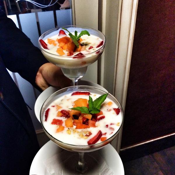 LorettaCafe's tweet photo. ¿Yogurt con granola y frutas frescas para empezar este Domingo? Yes please!👌#SundayBrunch http://t.co/0rRVfQHfz7